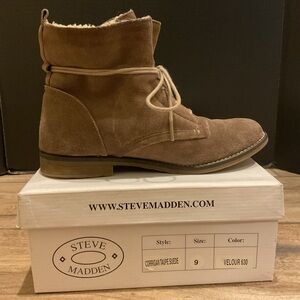 Preowned Steve Madden Corrigan Sherpa lined ankle booties in taupe sz 9